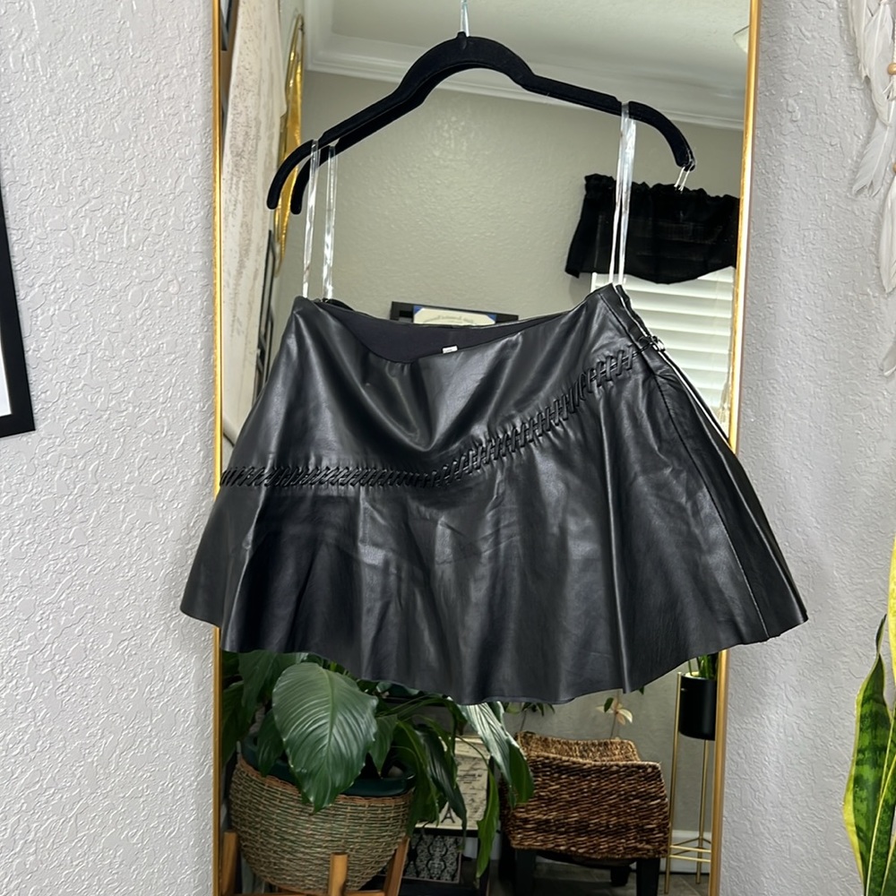 HOUSE OF CB 'Nova' Black Vegan Leather Mini Skirt NWOT - Picture 6 of 8